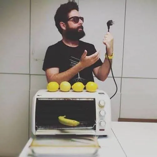 יאיר יונה מחזיק תקע מנותק